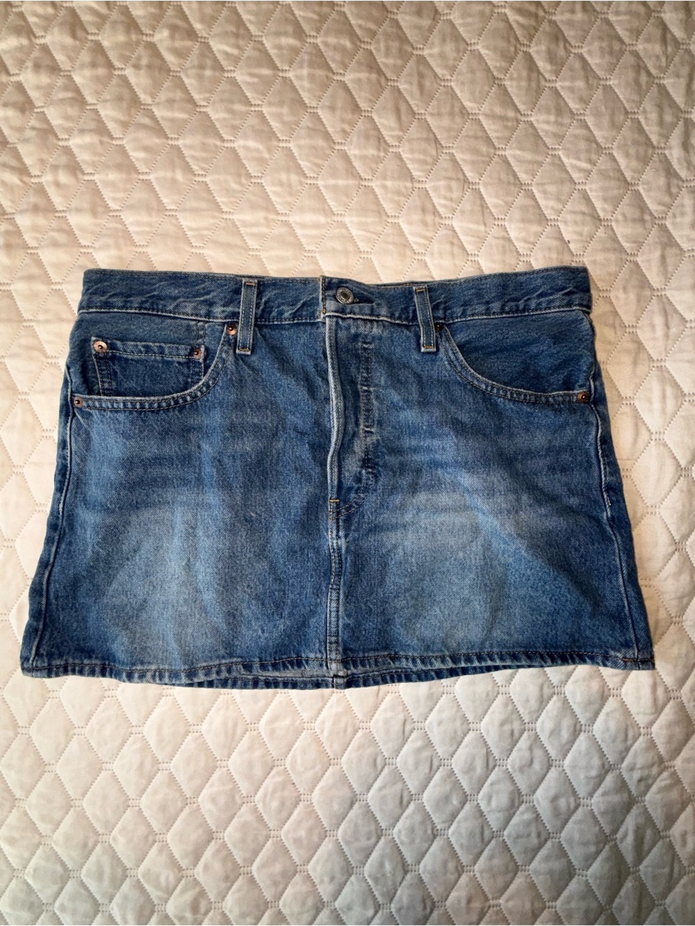Levi's Women's Denim Icon Skirt Size 31 Medium Wash Blue Button Fly Mini
